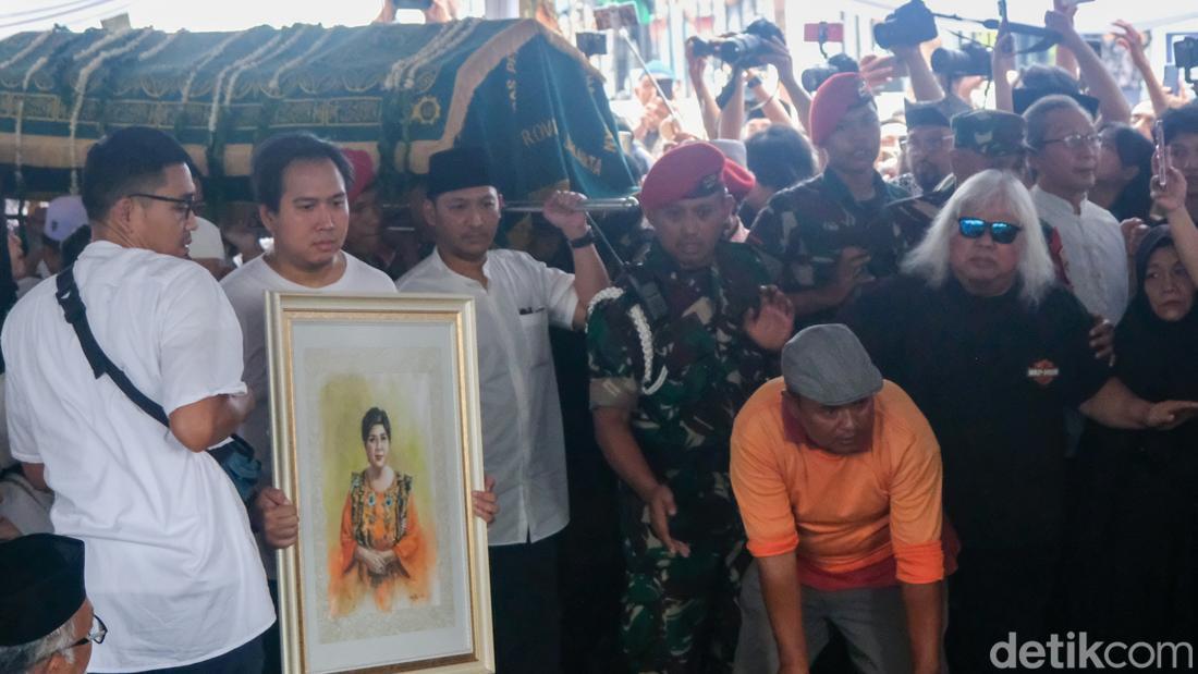 Titiek Puspa Selalu Tersenyum dan Tebarkan Energi Positif Titiek Puspa Selalu Tersenyum dan Tebarkan Energi Positif