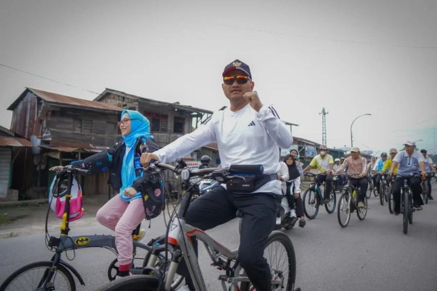 Wali Kota Tanjungbalai Olahraga Sepeda Santai Sekaligus Pantau Gotong Royong di Kecamatan TBU Dan TBS Wali Kota Tanjungbalai Olahraga Sepeda Santai Sekaligus Pantau Gotong Royong di Kecamatan TBU Dan TBS