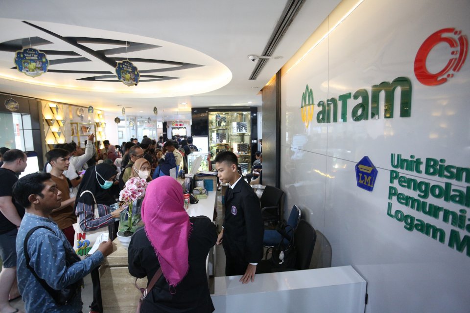 Butik Emas Logam Mulia Antam Diserbu, Warga Rela Mengantre dari Subuh Butik Emas Logam Mulia Antam Diserbu, Warga Rela Mengantre dari Subuh