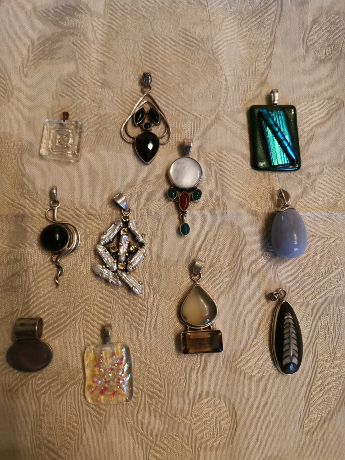 Lot de bijoux 11 pendentifs en pierres semi-précieuses , verre argent 925 Lot de bijoux 11 pendentifs en pierres semi-précieuses , verre argent 925