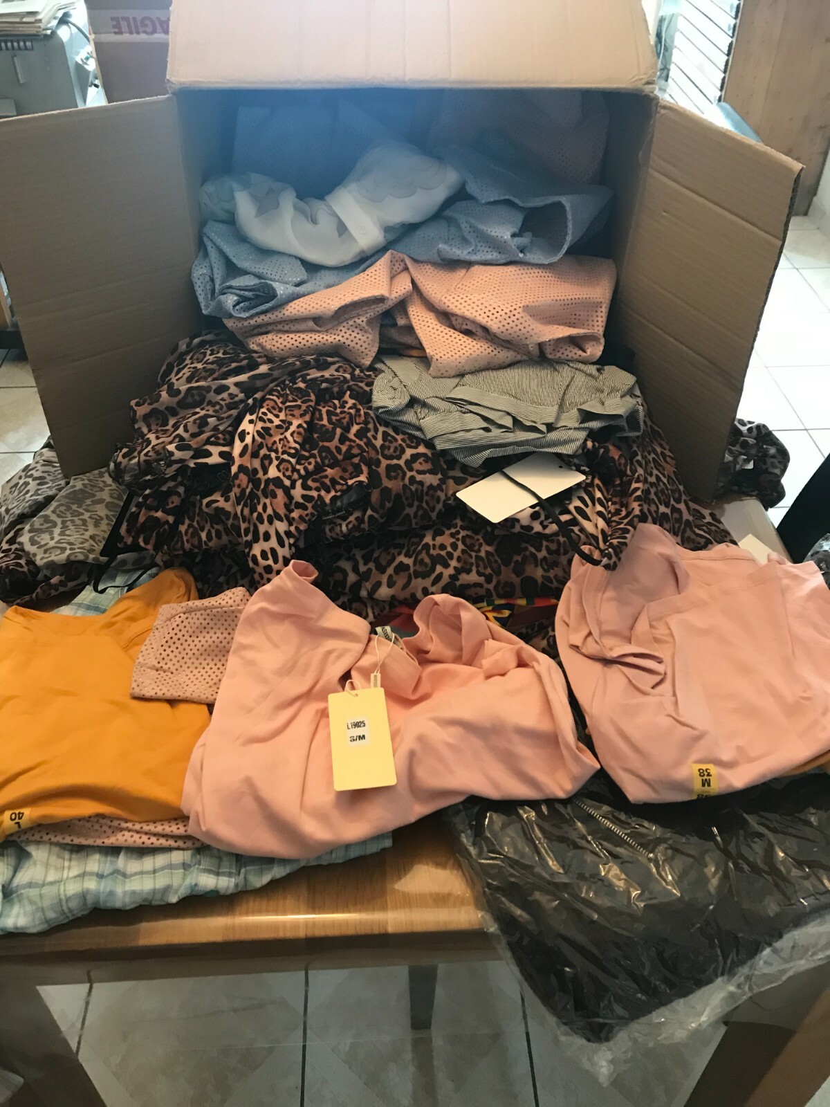 Lot de 65 vêtements pour femme t-shirt maillot robe tunique neuf idéal revendeur Lot de 65 vêtements pour femme t-shirt maillot robe tunique neuf idéal revendeur