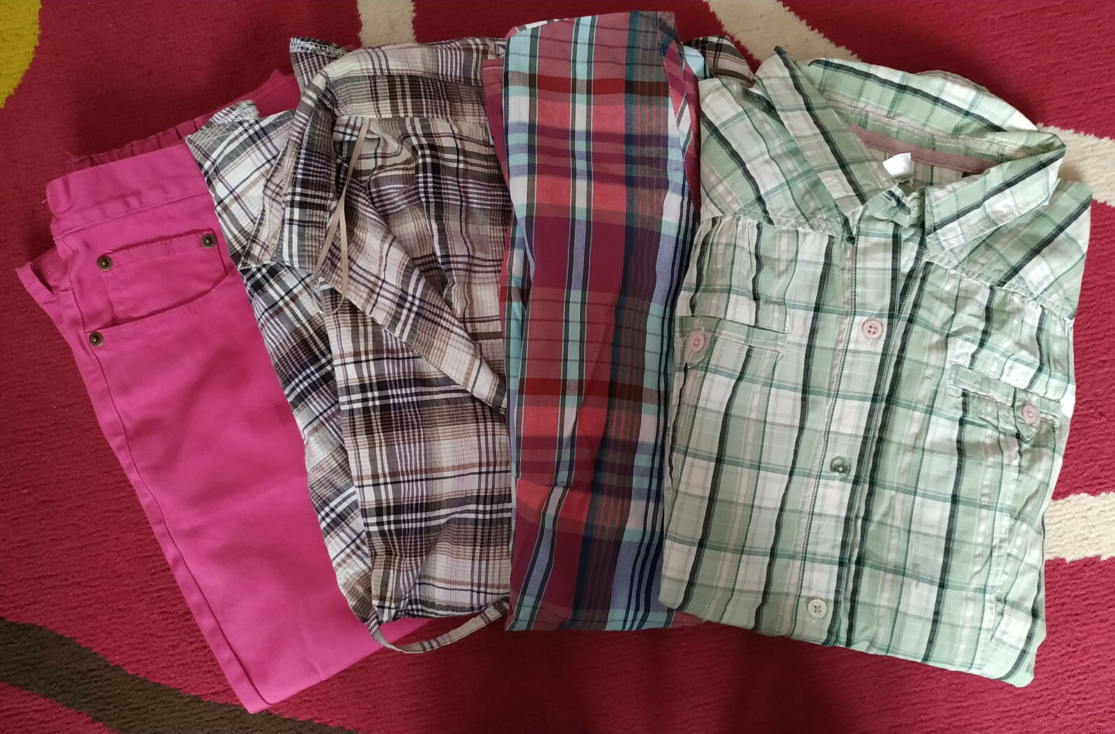 Lot de vêtements taille 48 pour femme (3 hauts et un bas) Lot de vêtements taille 48 pour femme (3 hauts et un bas)