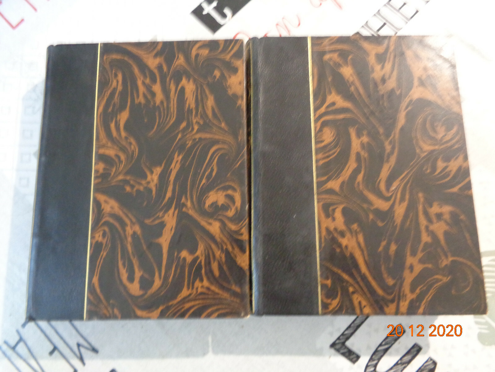 En marge des vieux livres par J LEMAITRE , 2 volumes,reliés En marge des vieux livres par J LEMAITRE , 2 volumes,reliés