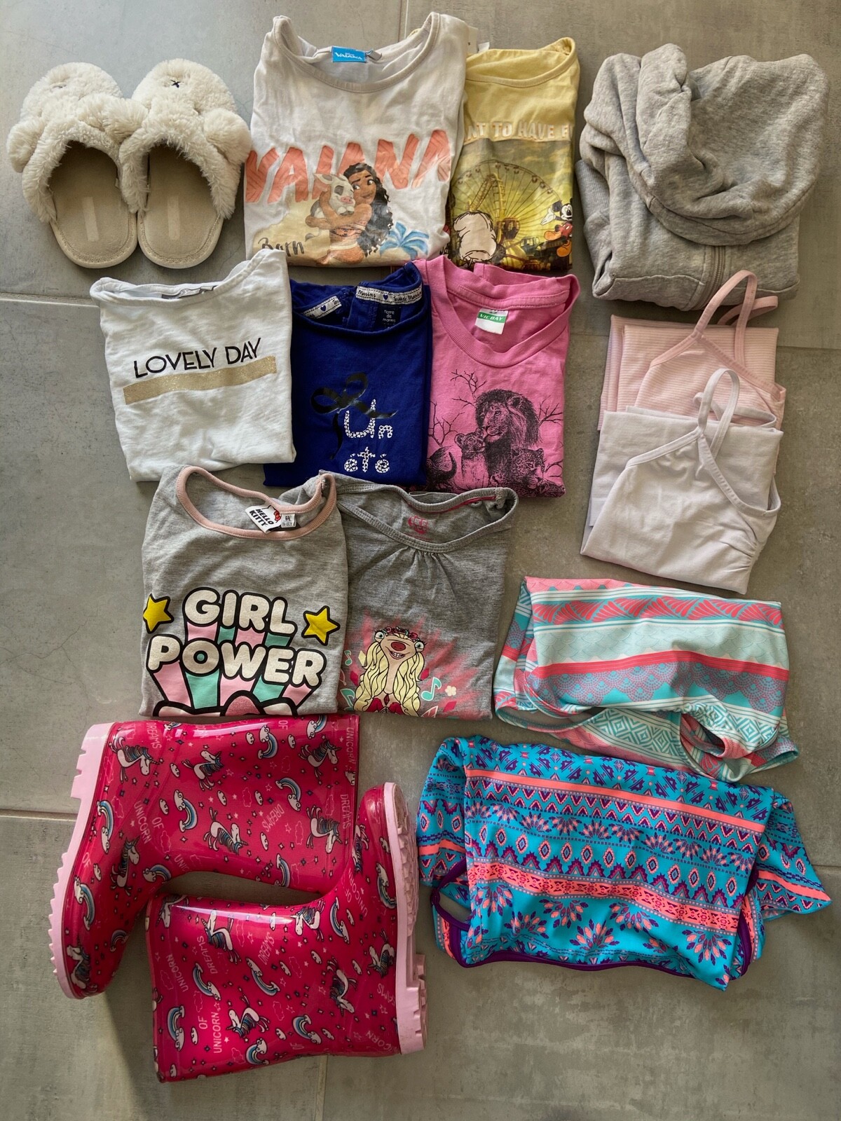 Lots vêtements “filles” 2-10 ans Lots vêtements “filles” 2-10 ans