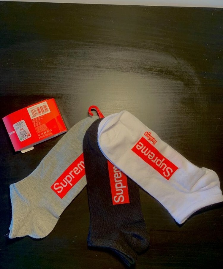 Lot 3 paires chaussettes (noir/gris/blanc) supreme neuves taille 40-45 Lot 3 paires chaussettes (noir/gris/blanc) supreme neuves taille 40-45
