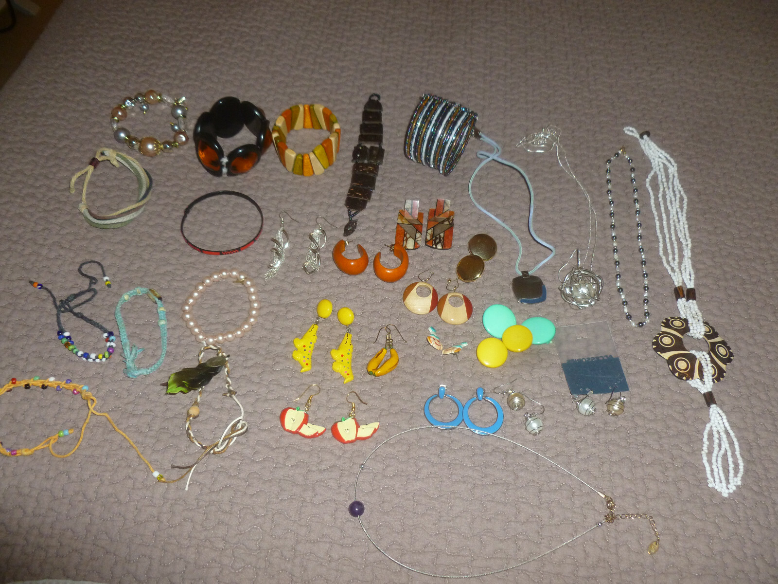 LOT DE BIJOUX FANTAISIE : COLLIERS, BRACELETS, BOUCLES D’OREILLES VINTAGE LOT DE BIJOUX FANTAISIE : COLLIERS, BRACELETS, BOUCLES D’OREILLES VINTAGE