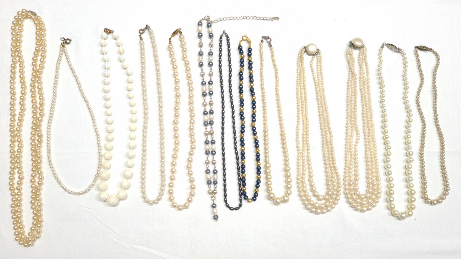LOT DE 13 COLLIERS DE PERLES BIJOUX FANTAISIES N° A8 LOT DE 13 COLLIERS DE PERLES BIJOUX FANTAISIES N° A8