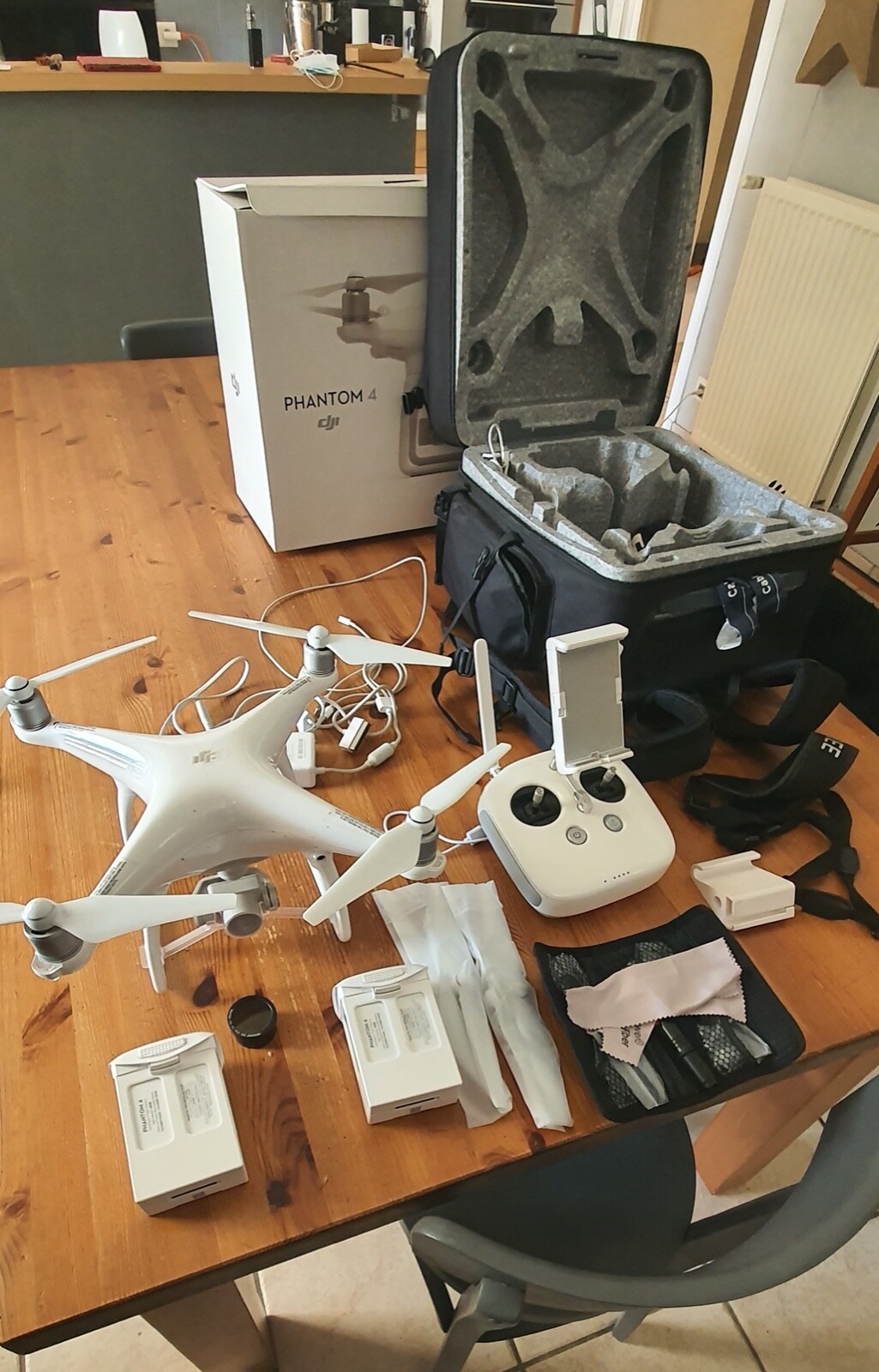 Vend Phantom 4 plus accéssoires et 2 batteries 30 min et nombreux accessoires Vend Phantom 4 plus accéssoires et 2 batteries 30 min et nombreux accessoires
