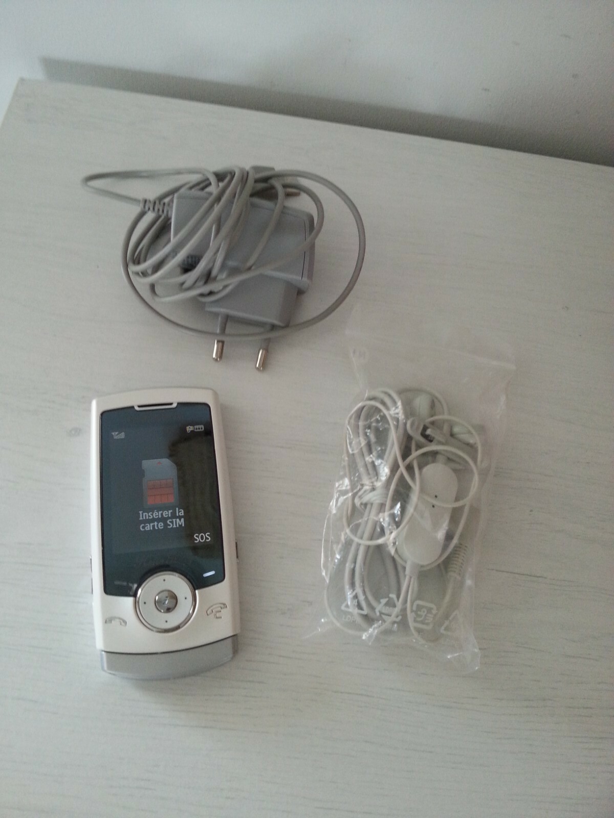 Samsung U600 Hello Kitty Téléphone portable Photo 3,2 MP Radio FM Bluetooth Samsung U600 Hello Kitty Téléphone portable Photo 3,2 MP Radio FM Bluetooth