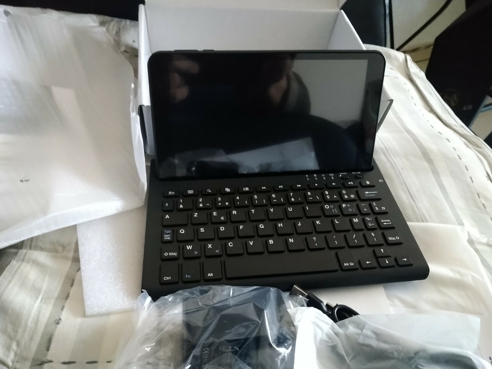 TABLETTE HYBRIDE 2 EN 1 ” KLIPAD” noire 8 pouces NEUVE EMBALLÉE A débattre TABLETTE HYBRIDE 2 EN 1 ” KLIPAD” noire 8 pouces NEUVE EMBALLÉE A débattre