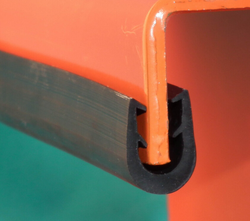 Joint d’étanchéité en U caoutchouc pour anciens véhicules, auto… (au mètre) Joint d’étanchéité en U caoutchouc pour anciens véhicules, auto… (au mètre)