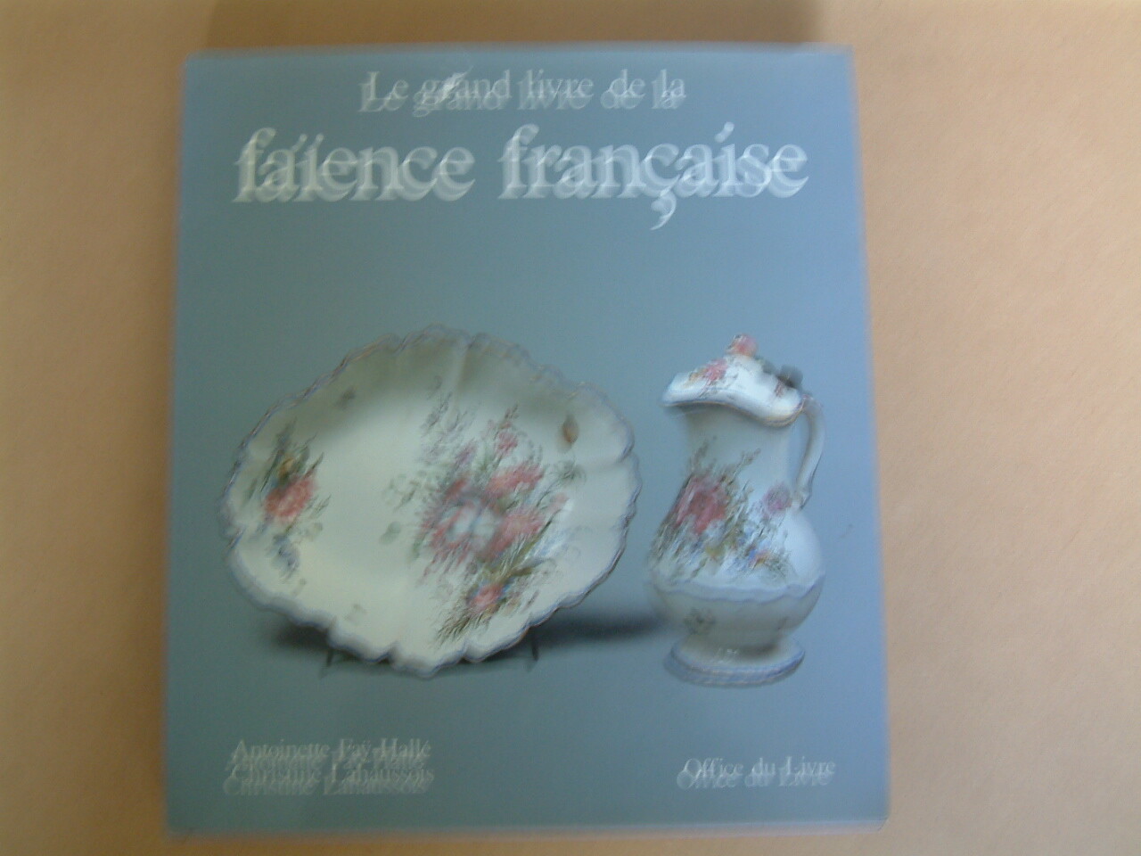LE GRAND LIVRE DE LA FAIENCE FRANCAISE PAR ANTOINETTE FAY HALLE * LE GRAND LIVRE DE LA FAIENCE FRANCAISE PAR ANTOINETTE FAY HALLE *