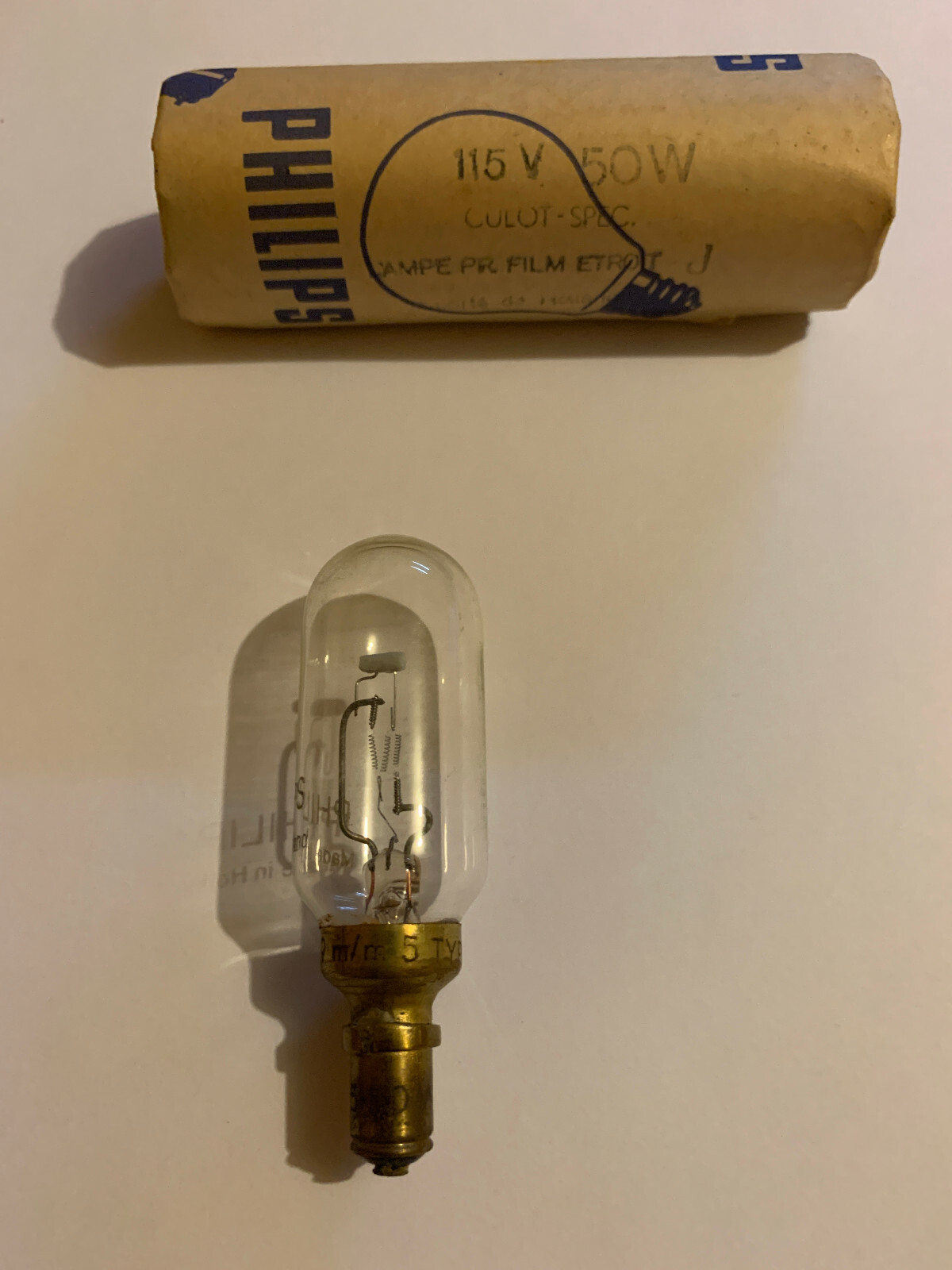Lampe PHILIPS projecteurs de cinema Pathé 9,5mm 115 V 50 W type J Lampe PHILIPS projecteurs de cinema Pathé 9,5mm 115 V 50 W type J