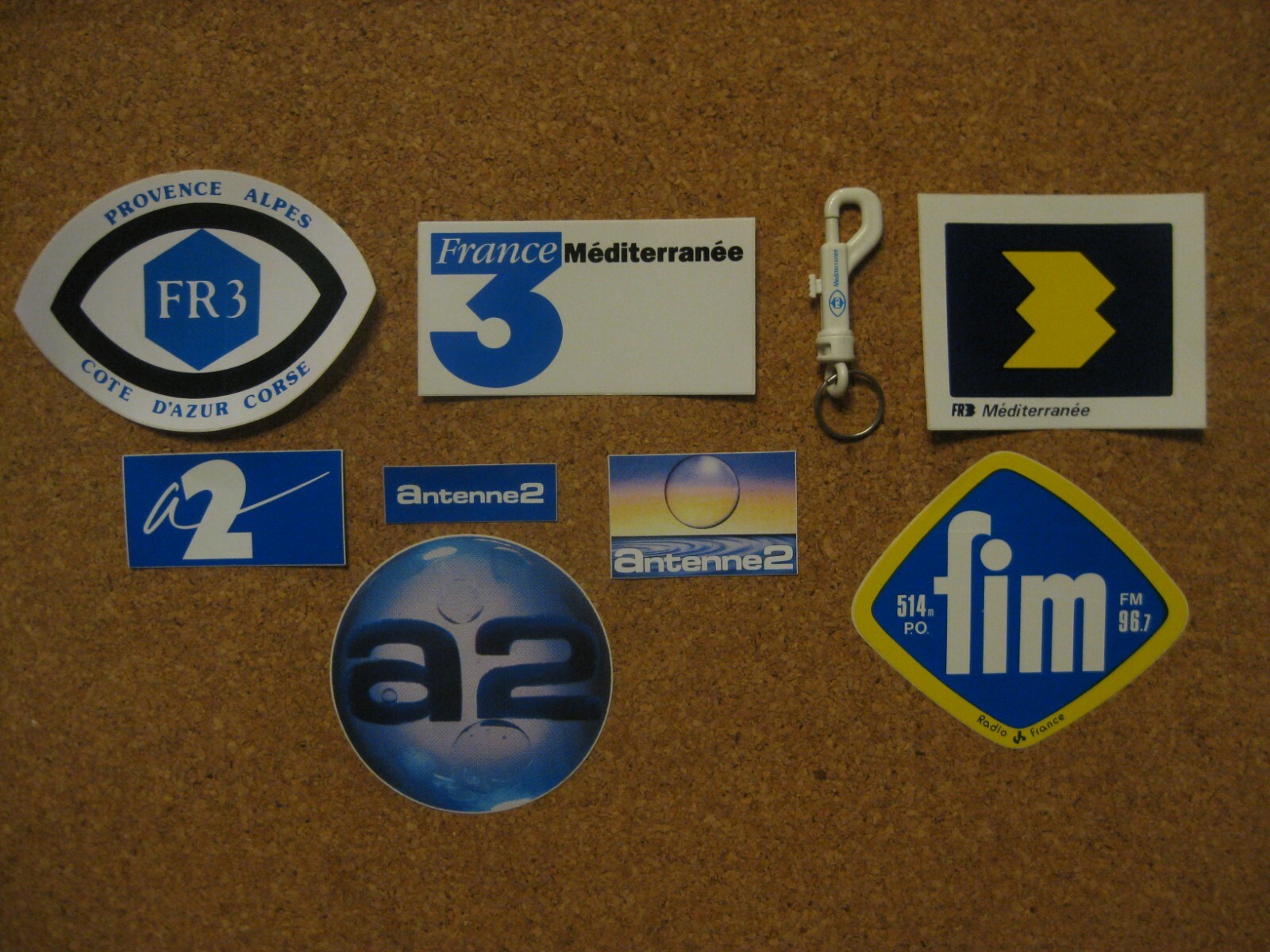 8 Autocollants A2 Antenne 2 FRANCE 3 Méditerranée Radio fim 1 Porte-clefs FR3 8 Autocollants A2 Antenne 2 FRANCE 3 Méditerranée Radio fim 1 Porte-clefs FR3