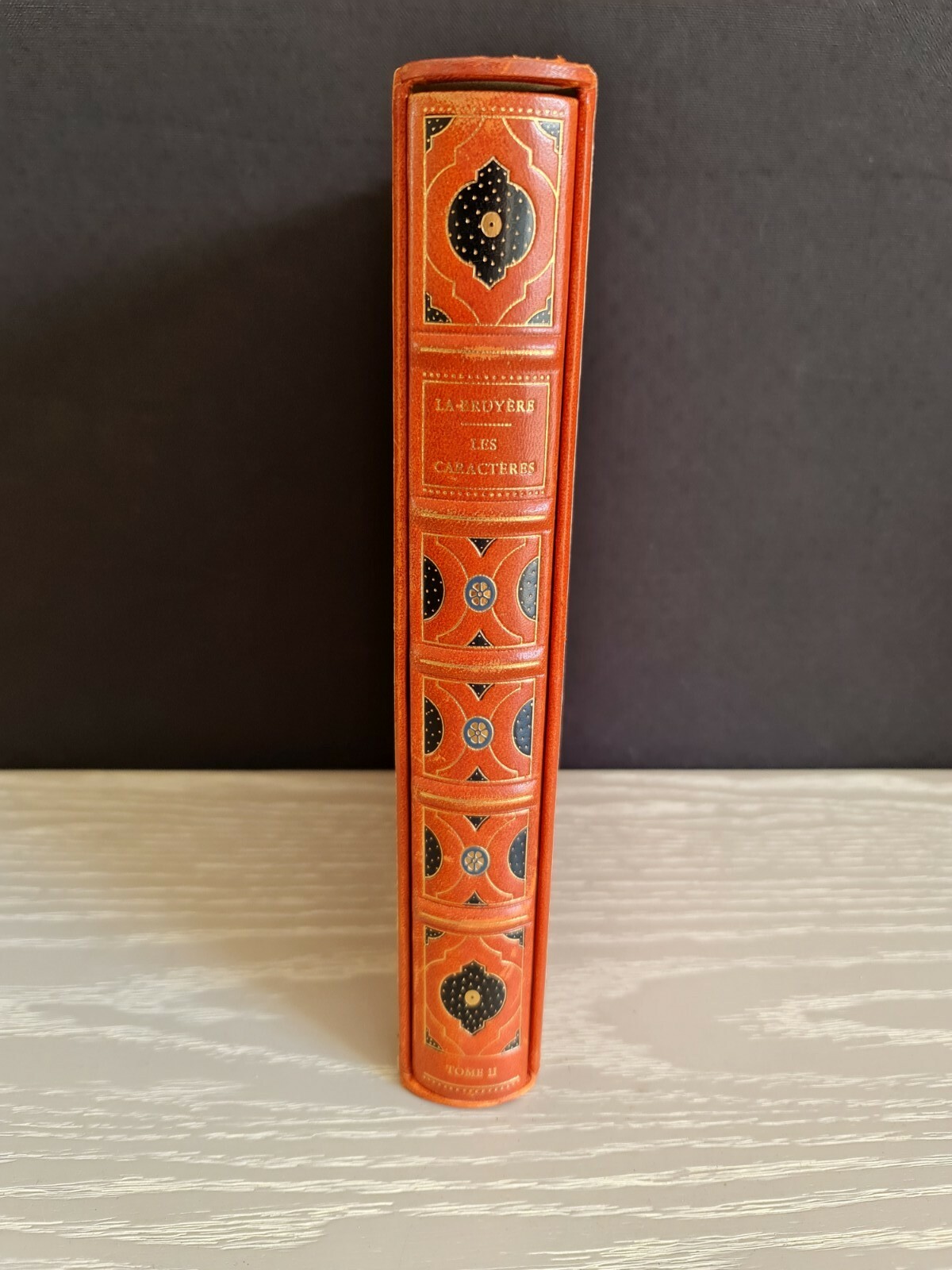 Ancien livre “Les caractères” tome 2 par la Bruyère – 1979 – Numéroté 857 Ancien livre “Les caractères” tome 2 par la Bruyère – 1979 – Numéroté 857