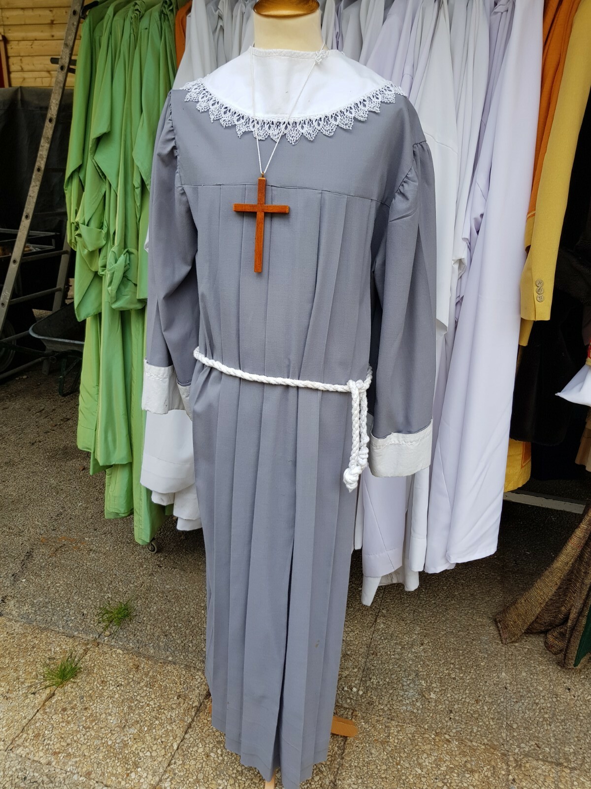 costume de théâtre et de cinéma robe de nonne avec accessoires costume de théâtre et de cinéma robe de nonne avec accessoires