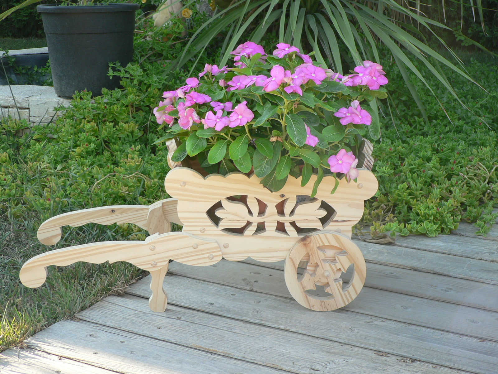 Petite brouette en bois découpé pour décoration jardin Petite brouette en bois découpé pour décoration jardin