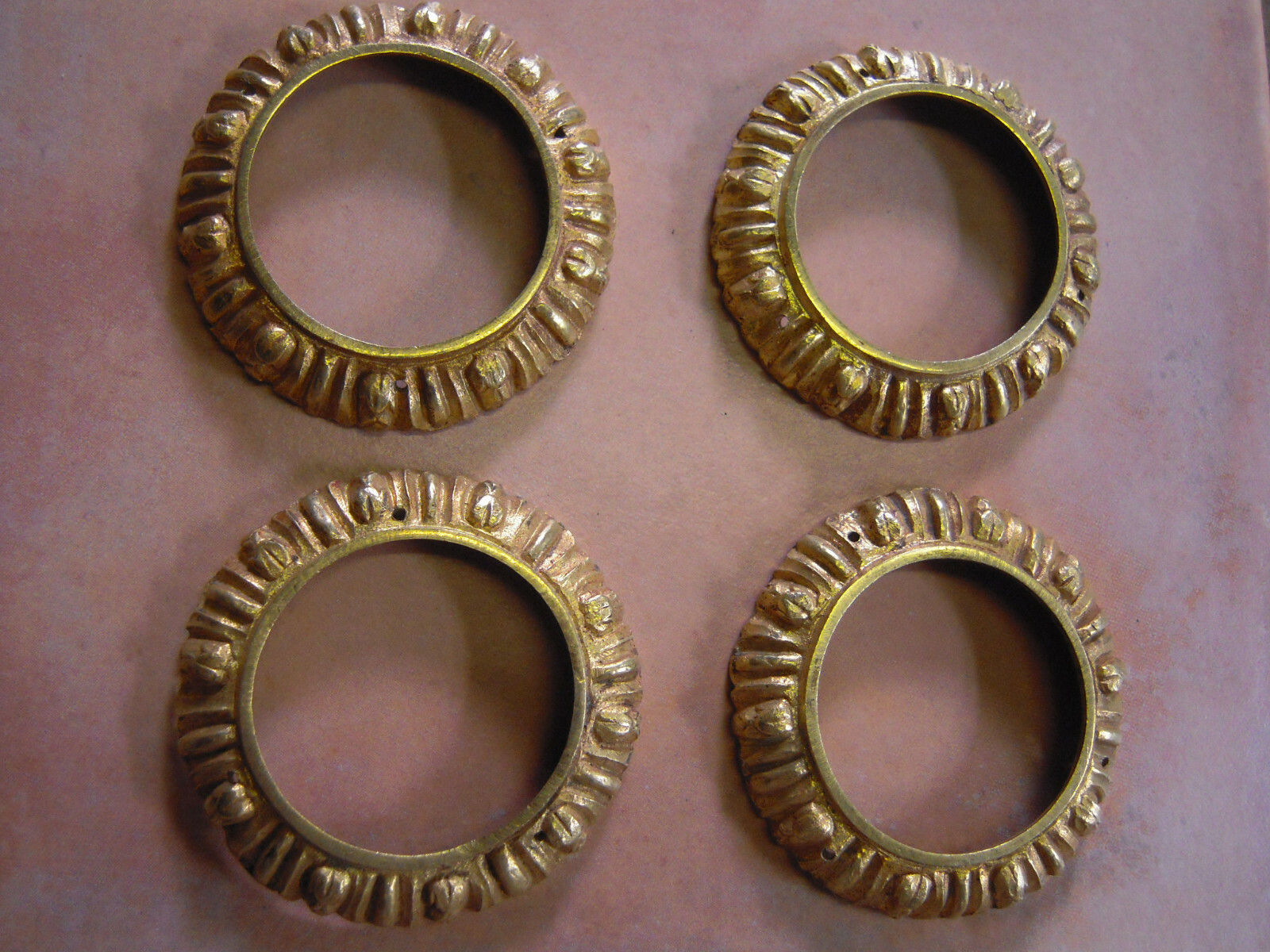 4 bagues ancienne en bronze pour pied de meubles et tables 4 bagues ancienne en bronze pour pied de meubles et tables