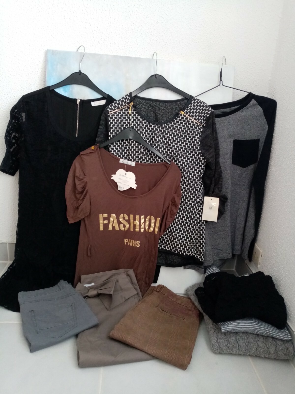 Lot revendeur destockage vêtements pour femmes robe pantalon neuf et d’occasion Lot revendeur destockage vêtements pour femmes robe pantalon neuf et d’occasion