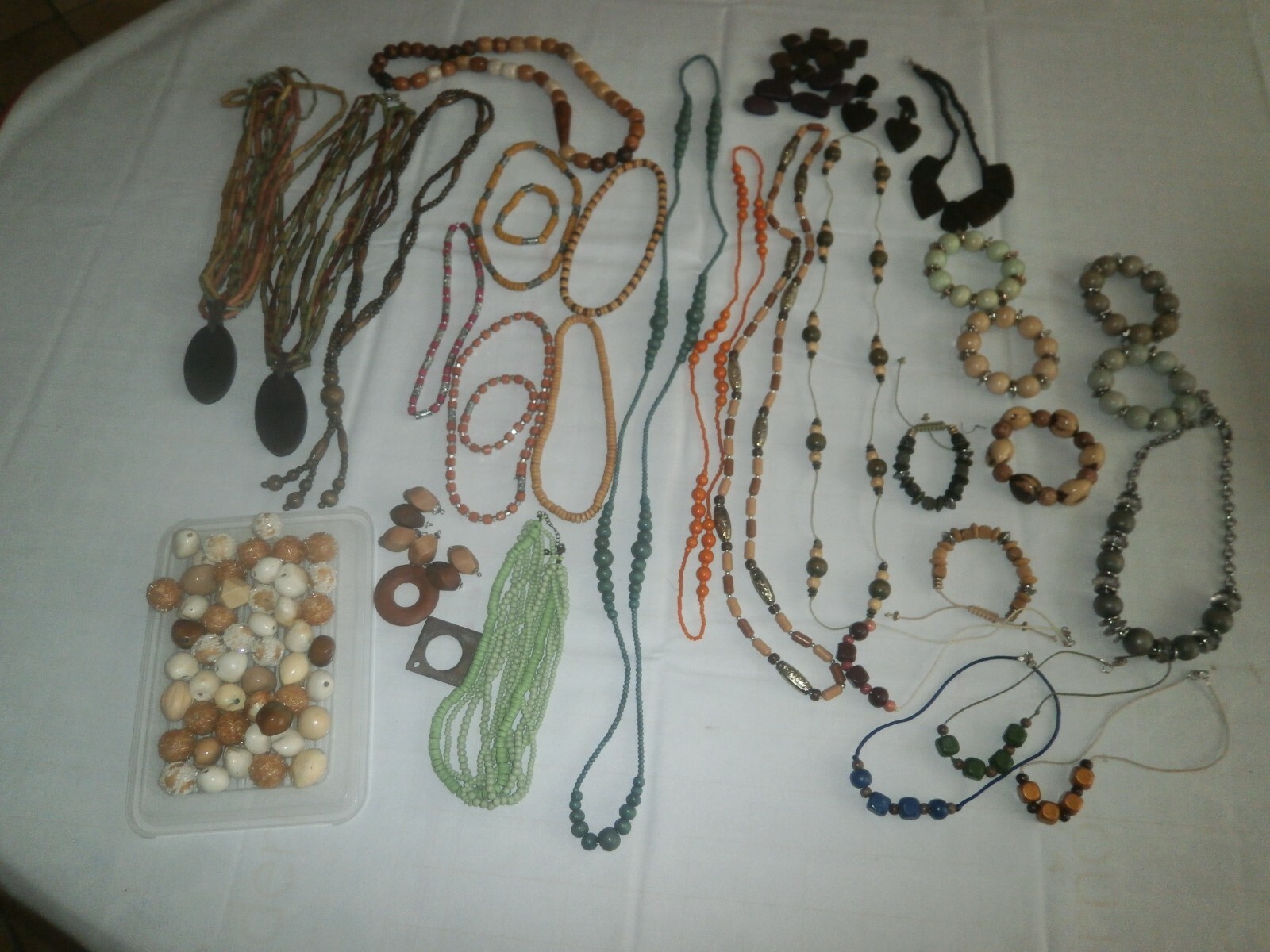 GROS LOT ENVIRON 30 BIJOUX FANTAISIE EN BOIS COLLIERS BRACELET ET PERLES EN BOIS GROS LOT ENVIRON 30 BIJOUX FANTAISIE EN BOIS COLLIERS BRACELET ET PERLES EN BOIS