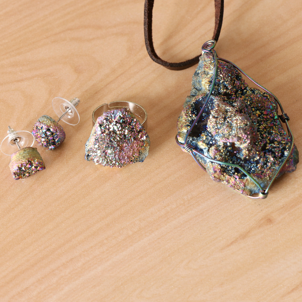 Ensemble de bijoux de pierres précieuses colorées irrégulières en pierre Ensemble de bijoux de pierres précieuses colorées irrégulières en pierre