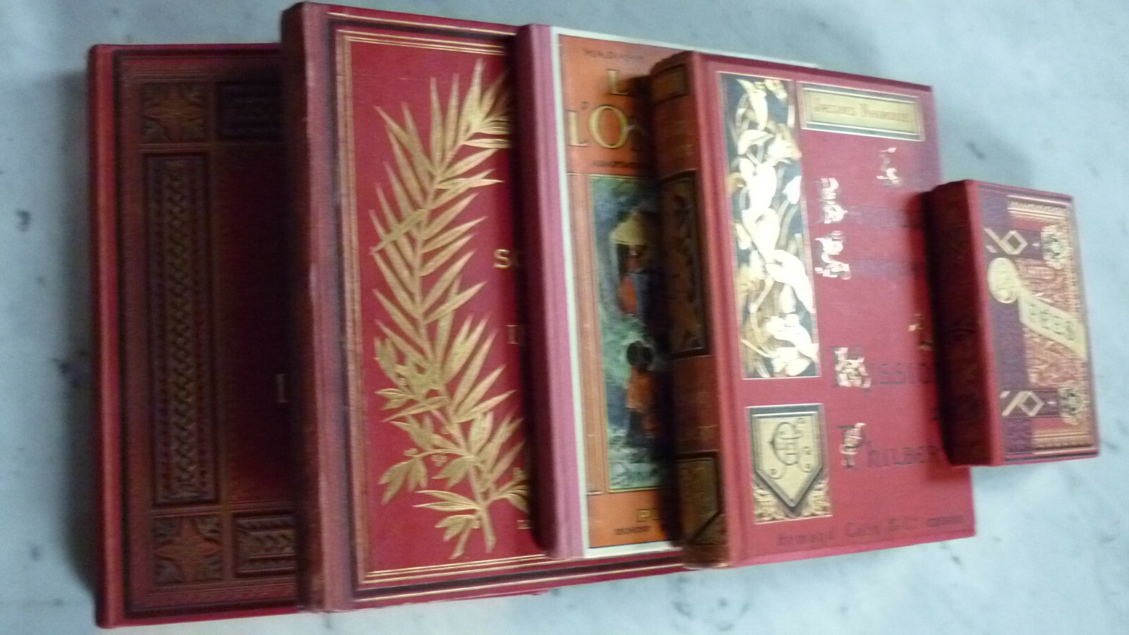 Lot de 5 livres anciens – Très beaux cartonnages. Lot de 5 livres anciens – Très beaux cartonnages.