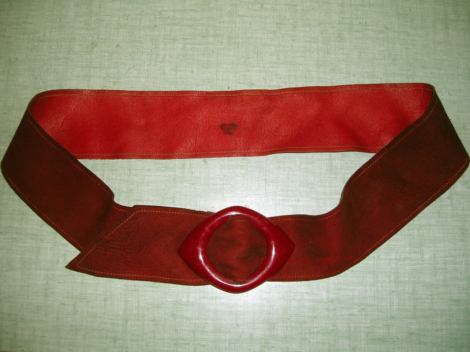 Ancienne ceinture en cuir art déco 1930 boucle bakélite , accessoires