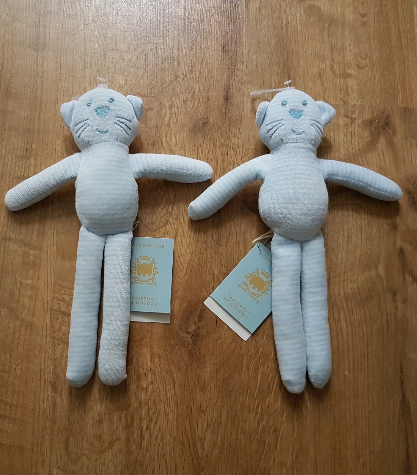 2 Peluches doudous chat blanc et bleu BOUT’CHOU MONOPRIX 27 cm NEUF 2 Peluches doudous chat blanc et bleu BOUT’CHOU MONOPRIX 27 cm NEUF