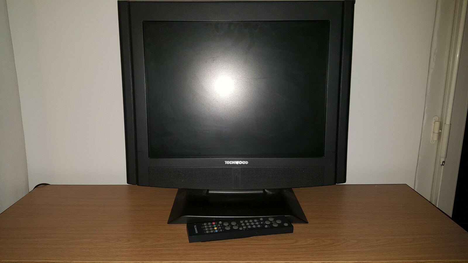 TV Techwood – télévision avec télécommande TV Techwood – télévision avec télécommande