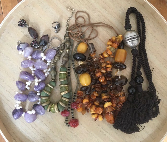 LOT DE BIJOUX ETHNIQUES, PLUSIEURS COLLIERS AVEC DES PIERRES SEMI-PRECIEUSES LOT DE BIJOUX ETHNIQUES, PLUSIEURS COLLIERS AVEC DES PIERRES SEMI-PRECIEUSES