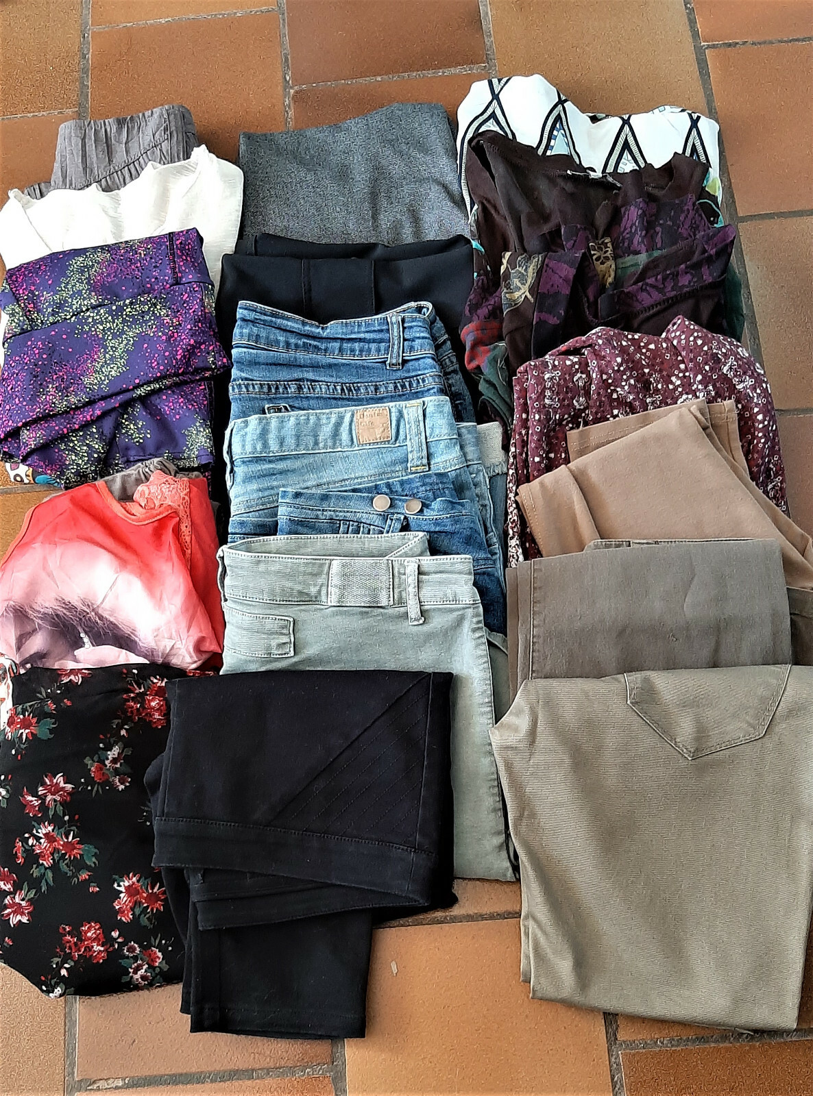 Lot De 21 Vêtements Divers Pour Femme 40 VOIR descriptif …en très bon état Lot De 21 Vêtements Divers Pour Femme 40 VOIR descriptif …en très bon état