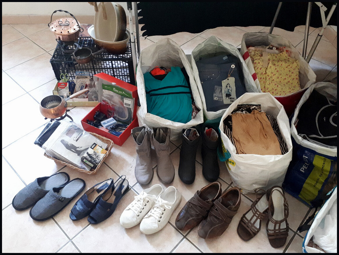 Énorme Lot Pour Puces Vides Greniers Brocantes Marchés Vêtements Chaussures Énorme Lot Pour Puces Vides Greniers Brocantes Marchés Vêtements Chaussures
