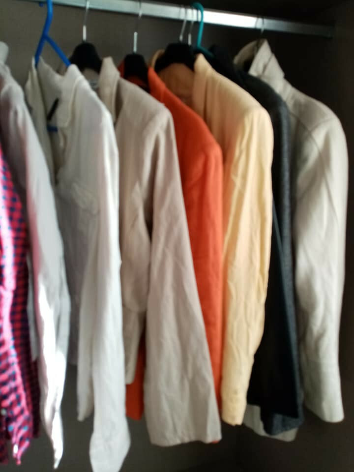 Lot revendeur de 11 vêtements vestes,chemises, gilet neuf et occasion T.38-40-42 Lot revendeur de 11 vêtements vestes,chemises, gilet neuf et occasion T.38-40-42