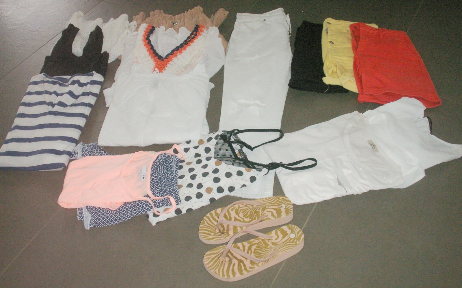 lot vêtements été (shorts, tee shirts, tuniques, jeans, robes) T34/36 en TTBE