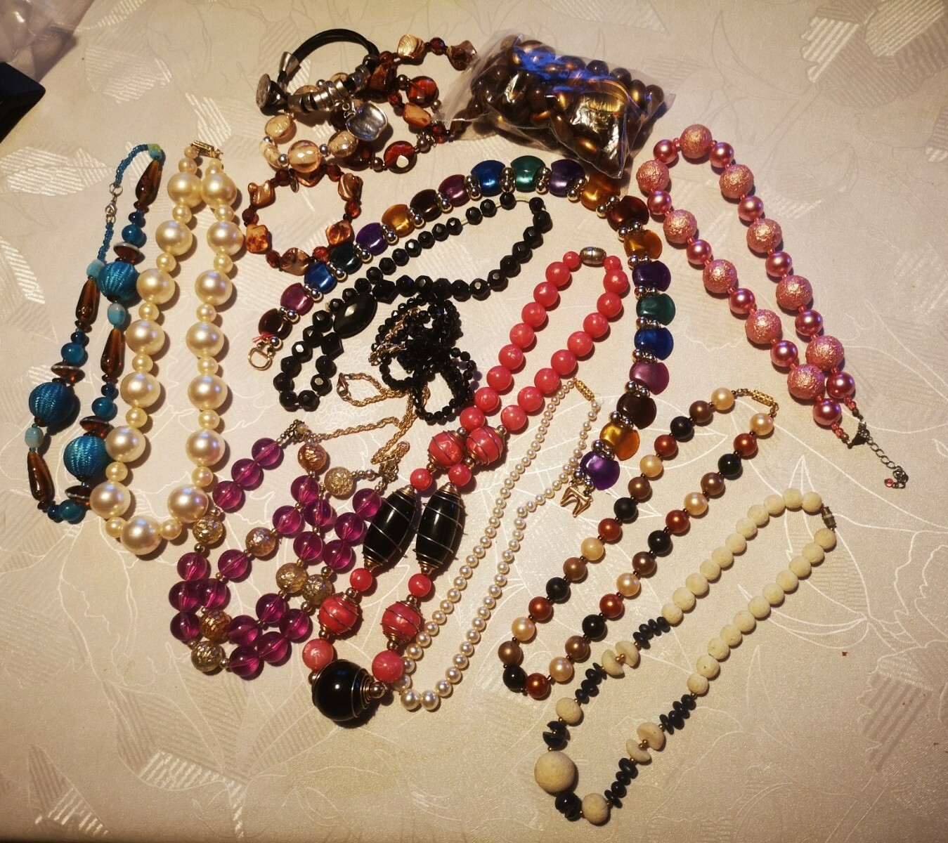 lot colliers bracelets bijoux vintages lot colliers bracelets bijoux vintages