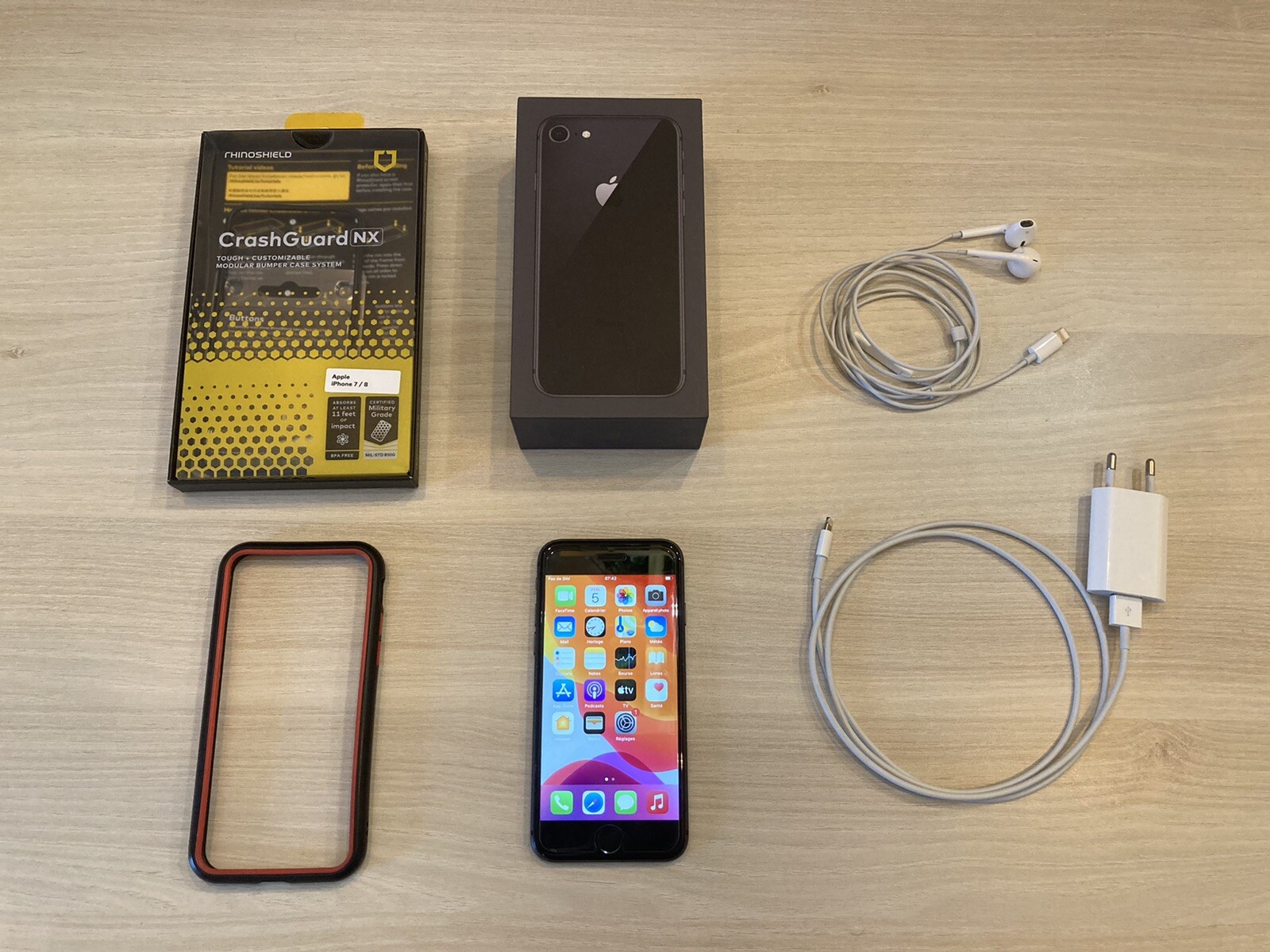 iPhone 8 Gris Sidéral 64 Go + Coque CrashGuard NX iPhone 8 Gris Sidéral 64 Go + Coque CrashGuard NX