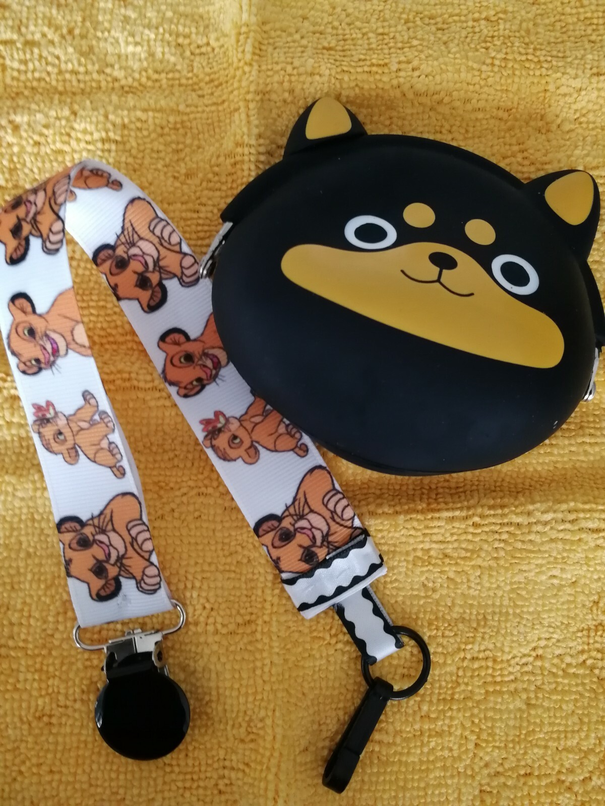 Attache tétine Bébé DISNEY au choix fille ou garçon + boîte de rangement Attache tétine Bébé DISNEY au choix fille ou garçon + boîte de rangement