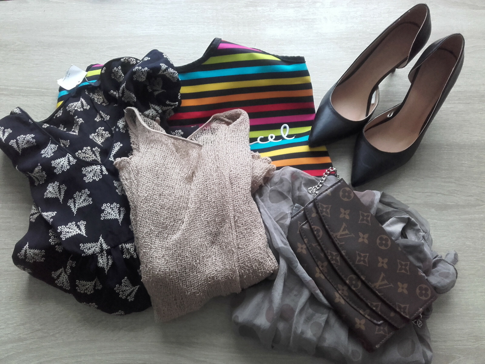 Lot vêtements , accessoires , chaussures pour femme