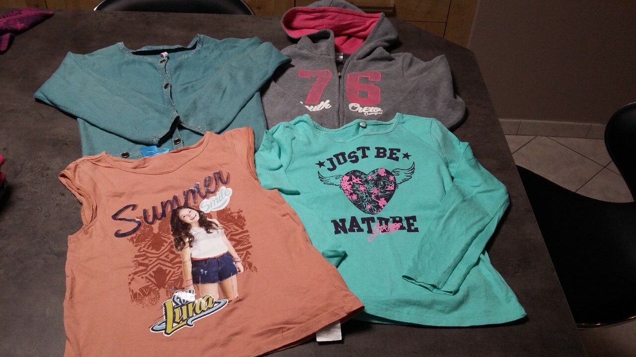 ♥♥ Lot de 4 vêtements : 2 tee-shirts / une veste zippée / un gilet 7/8 ans ♥♥ ♥♥ Lot de 4 vêtements : 2 tee-shirts / une veste zippée / un gilet 7/8 ans ♥♥