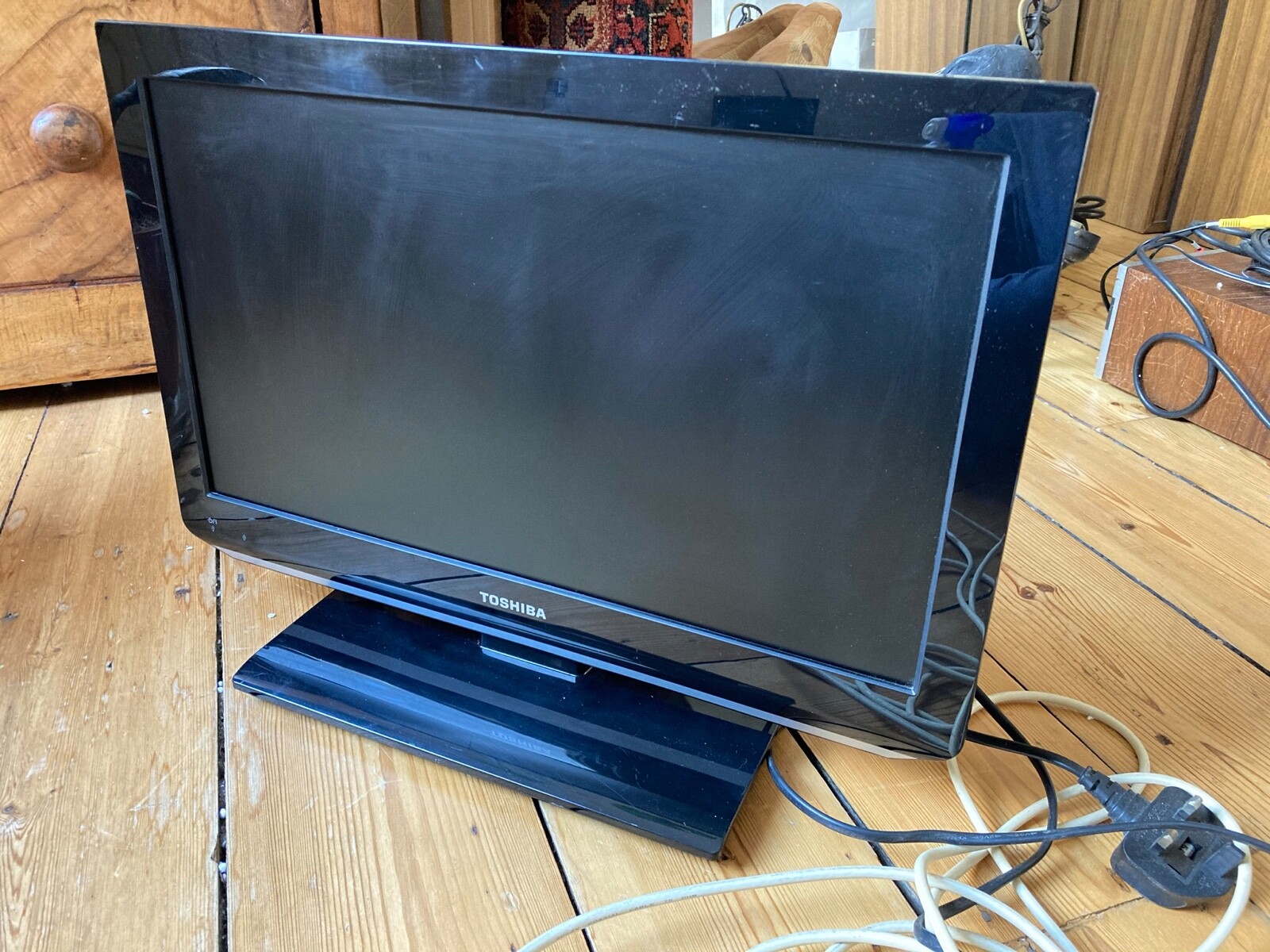 Toshiba LDC Colour TV DVD Player H35xW46cm (18in screen) model 19DL833B