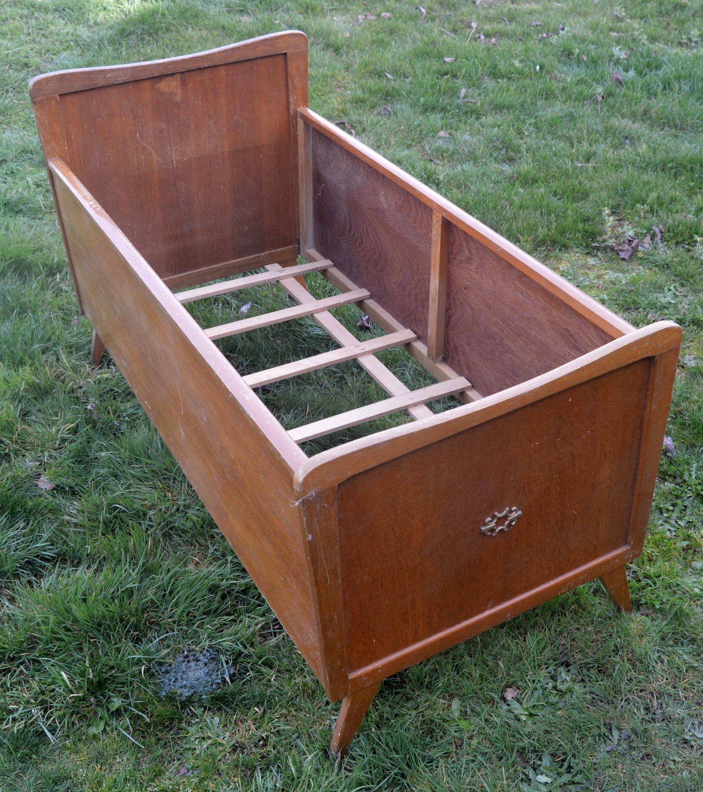 Lit enfant ancien (années 1960), aspect vintage, en bois contreplaqué, Lit enfant ancien (années 1960), aspect vintage, en bois contreplaqué,