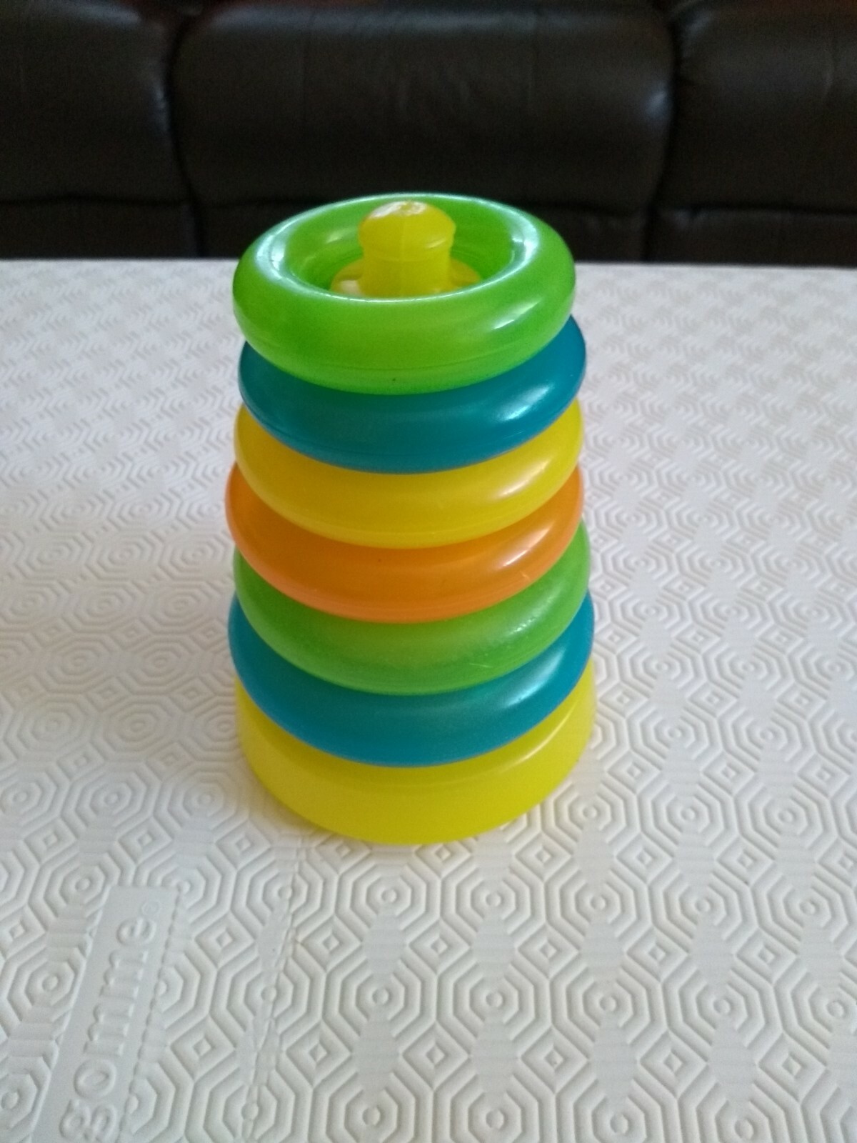 Jouet premier âge pyramide anneaux a enfiler en bon état Jouet premier âge pyramide anneaux a enfiler en bon état