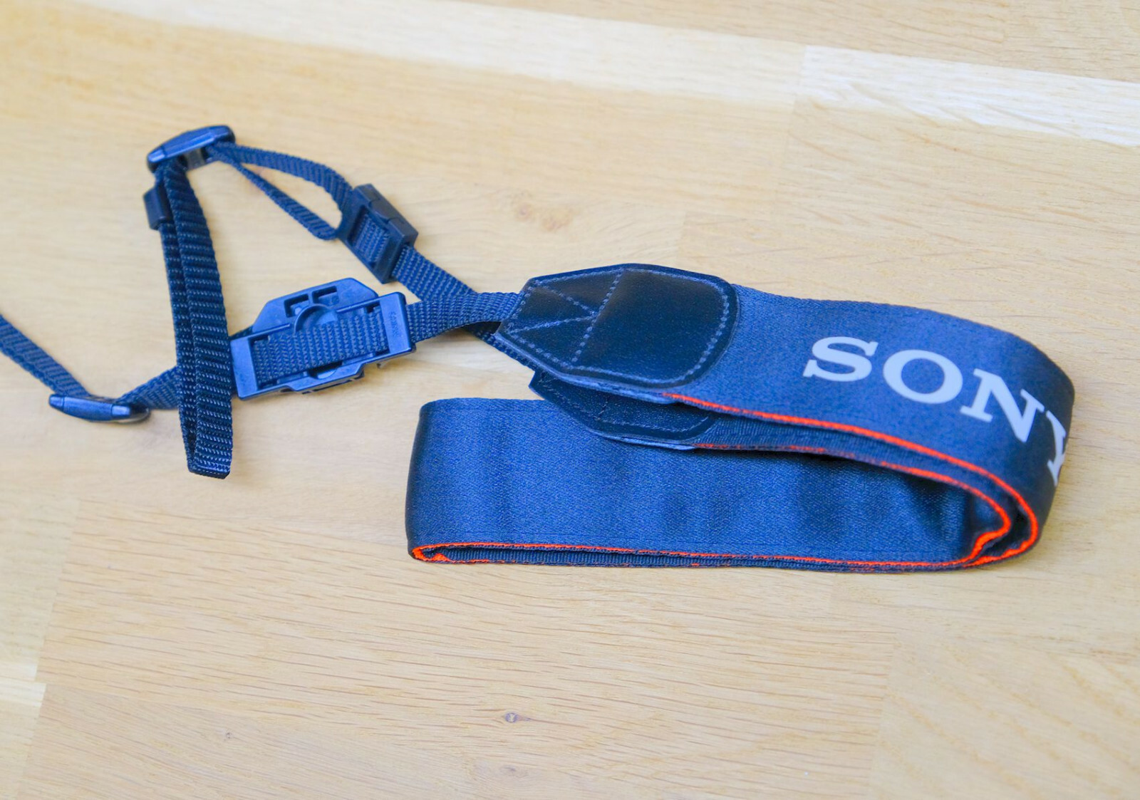 Courroie d’épaule officielle Sony rouge et noir tissus et soie  – appareil photo
