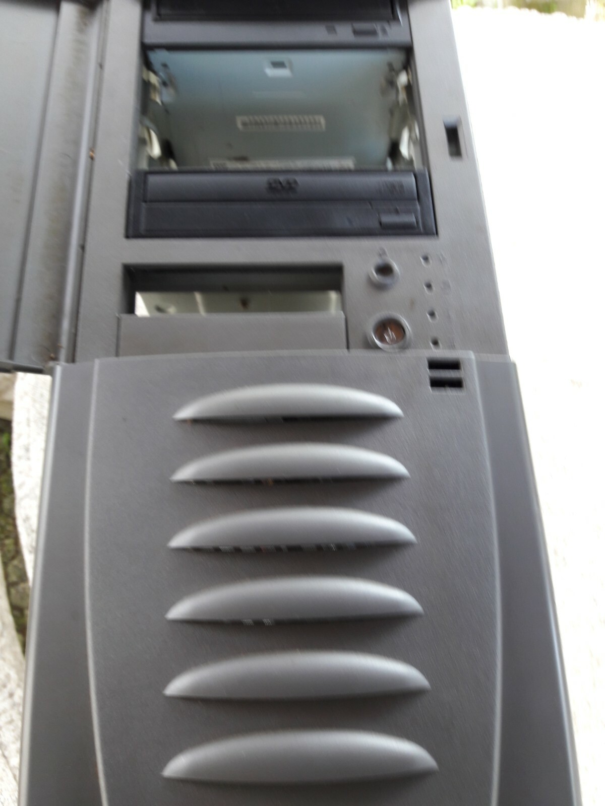 Tour Antec PC de bureau ( vide ) avec sa carte mère pour pièces Tour Antec PC de bureau ( vide ) avec sa carte mère pour pièces