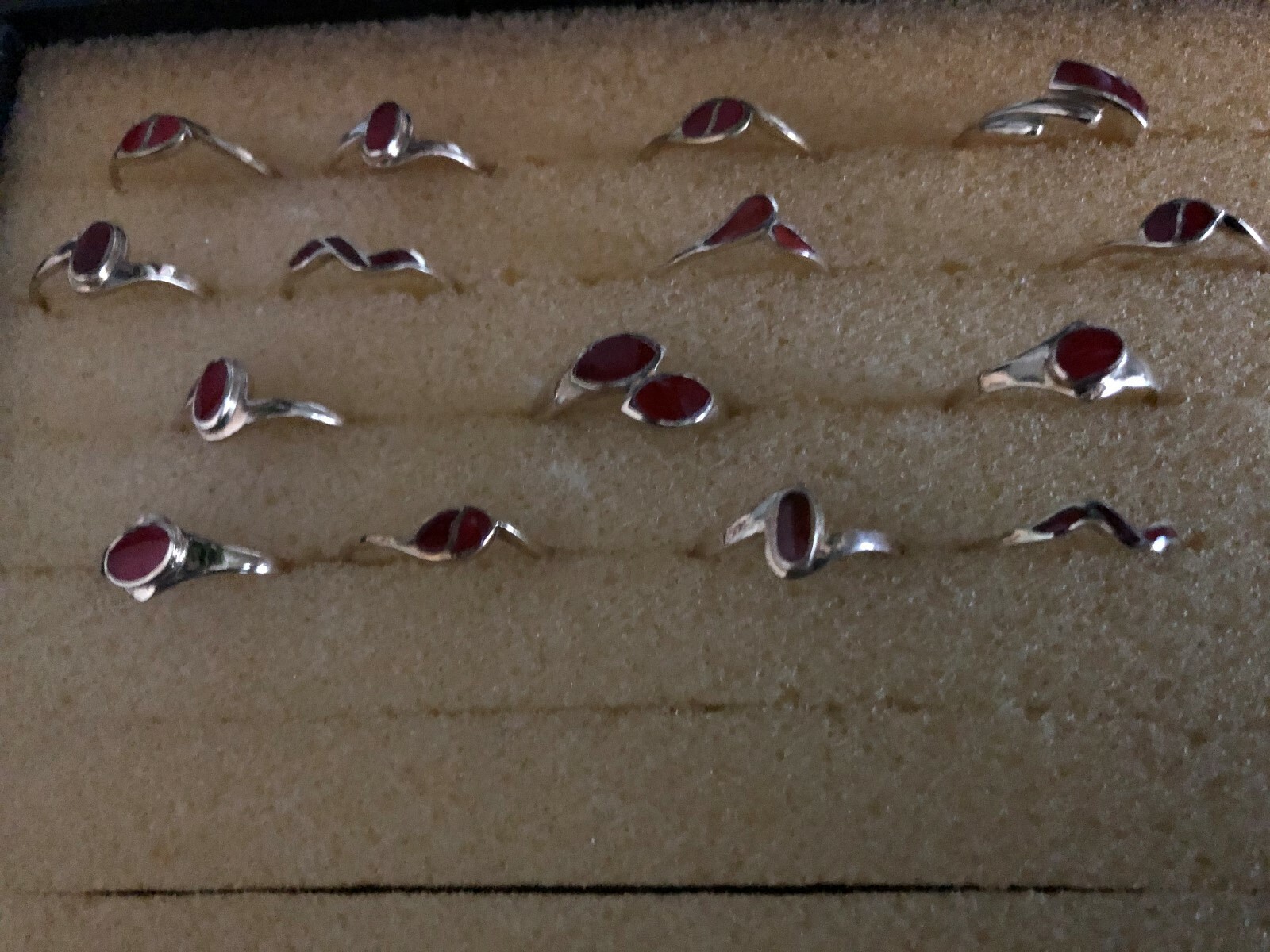 lot de 15 bagues anciennes, neuves, plaqué or poinçon, émail lot de 15 bagues anciennes, neuves, plaqué or poinçon, émail