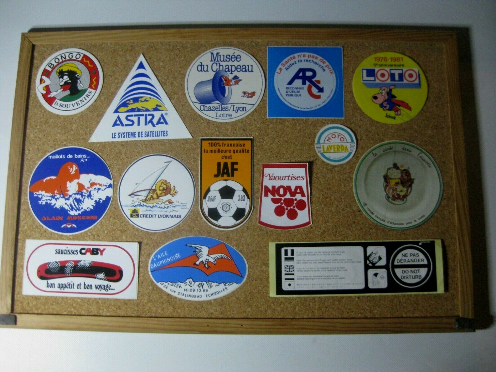 lot de 14 anciens et intéressants AUTOCOLLANTS de diverses marques lot de 14 anciens et intéressants AUTOCOLLANTS de diverses marques