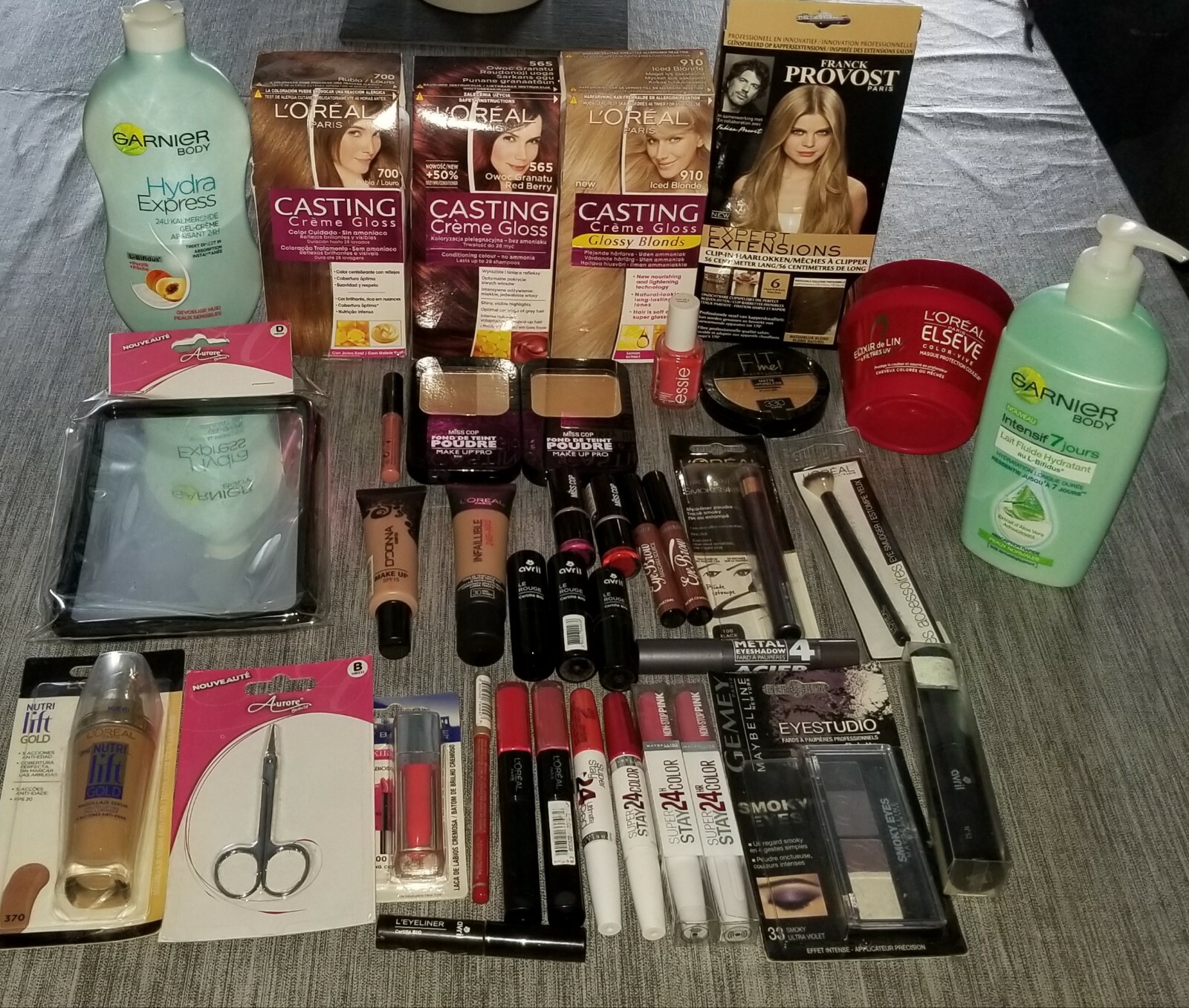 Lot De 38 Articles Beauté ,maquillage,soins du corps,Loreal,maybelline … Lot De 38 Articles Beauté ,maquillage,soins du corps,Loreal,maybelline …