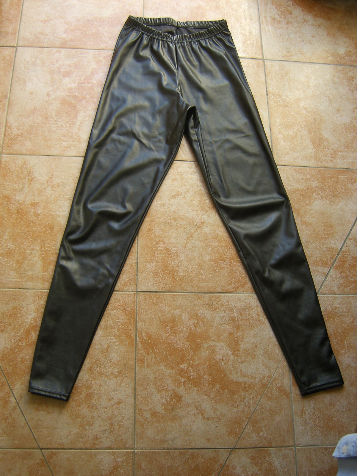 lot 3 vêtements pantalon style cuir +haut velours bordeaux +haut corail taille S lot 3 vêtements pantalon style cuir +haut velours bordeaux +haut corail taille S