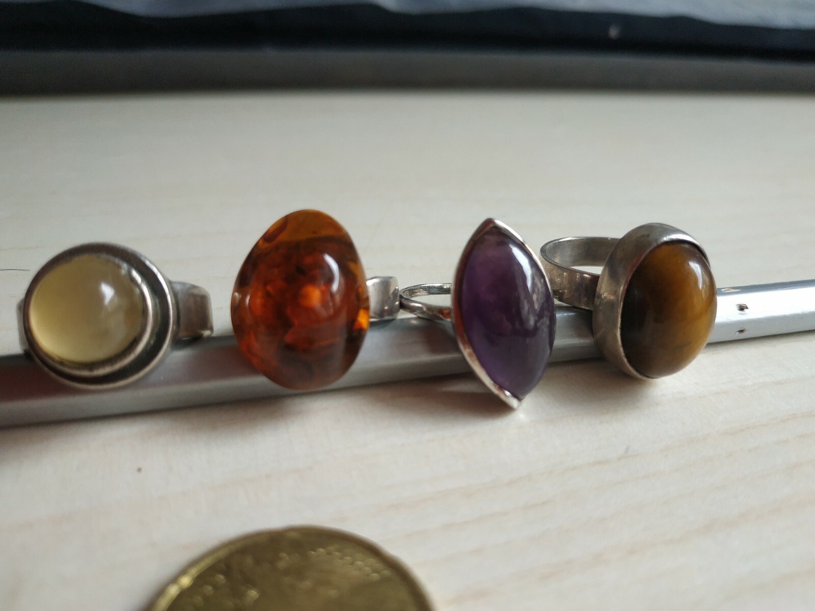 4 bagues en argent poinçonné et pierres 25grs brut env.