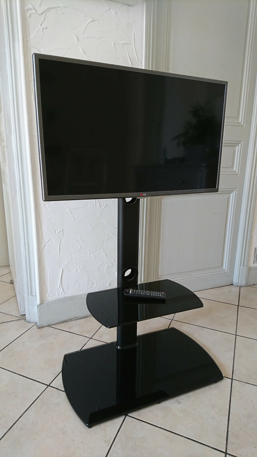 Télévision marque LG 81cm 32 pouces état neuf avec meuble TV verre trempé 2 étag Télévision marque LG 81cm 32 pouces état neuf avec meuble TV verre trempé 2 étag
